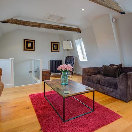 Spacious 2-Bed Home - Exposed Beams & Fast Internet Included Stamford Exterior photo